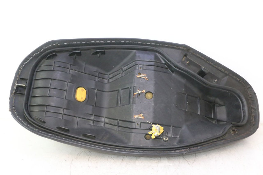 photo de SELLE HONDA FES PANTHEON 2T 125 (1998 - 2002) - Dettagli dei punti di fissaggio