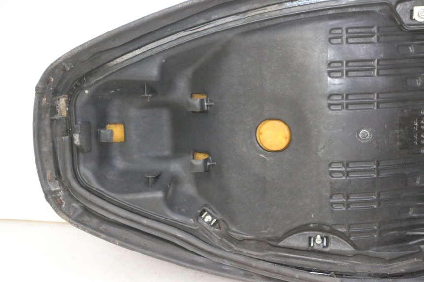 photo de SELLE HONDA FES S-WING SWING ABS 125 (2007 - 2015) - Dettagli dei punti di fissaggio