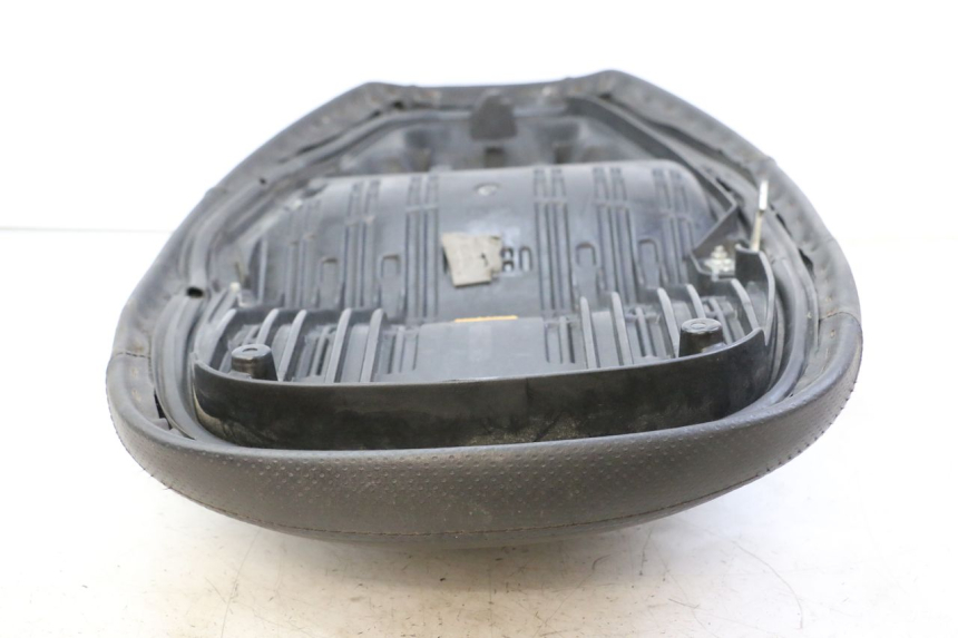 photo de SELLE HONDA FES S-WING SWING ABS 125 (2007 - 2015) - Caratteristiche distintive