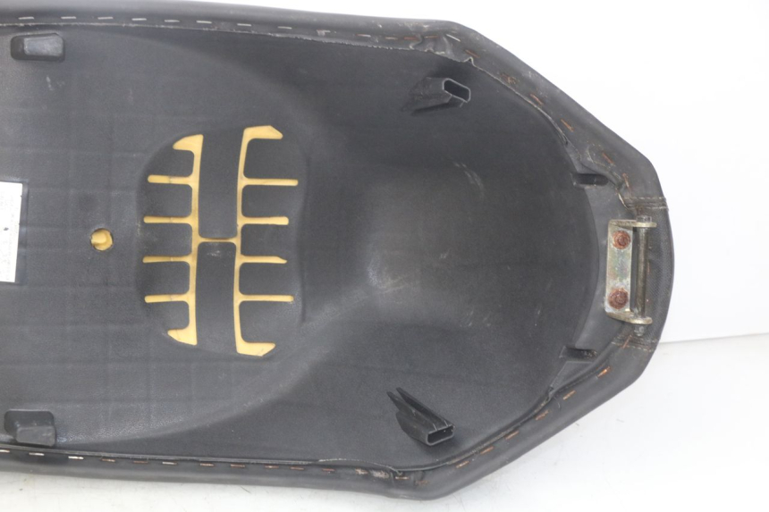 photo de SELLE PEUGEOT KISBEE 2T 50 (2010 - 2017) - Zoom sui componenti