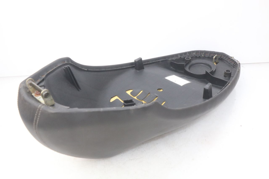 photo de SELLE PEUGEOT KISBEE 2T 50 (2010 - 2017) - Marcature e riferimenti originali