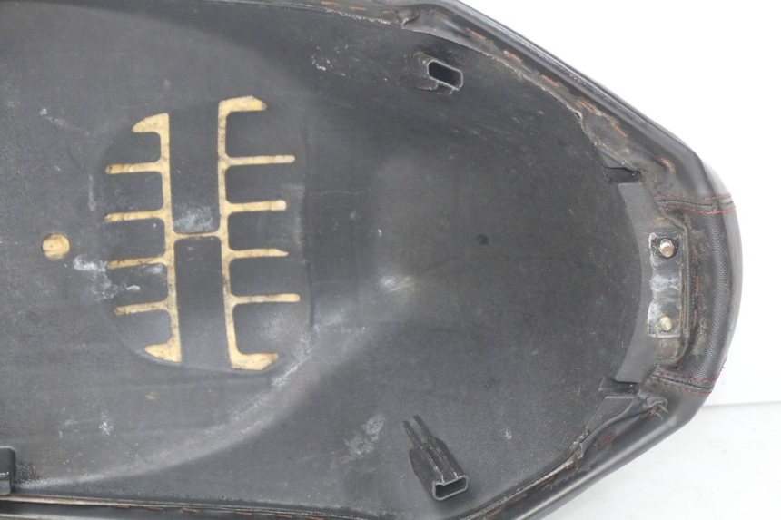 photo de SELLE PEUGEOT KISBEE 2T 50 (2010 - 2017) - Angolazione alternativa