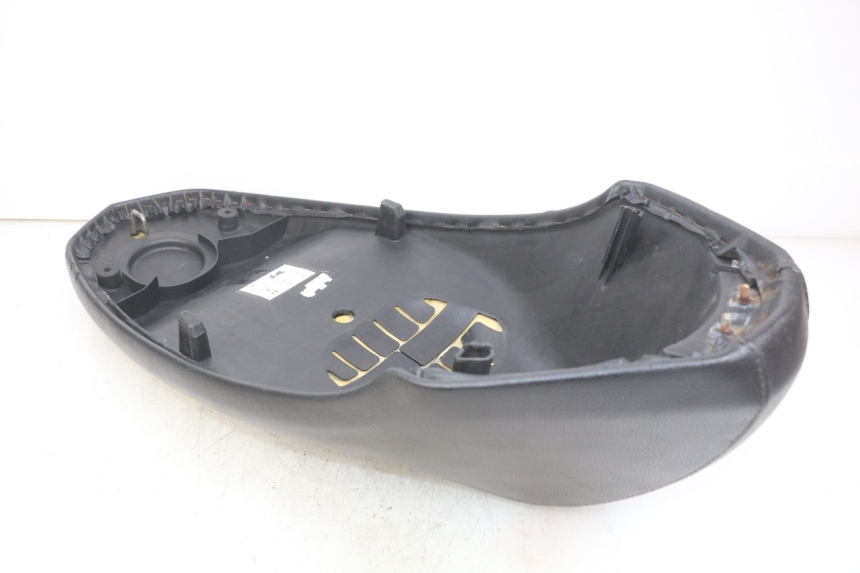 photo de SELLE PEUGEOT KISBEE 2T 50 (2010 - 2017) - Primo piano ad alta risoluzione