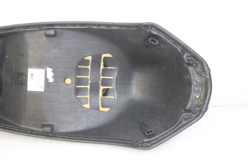 photo de SELLE PEUGEOT KISBEE 2T 50 (2010 - 2017) - Foto prodotto supplementare