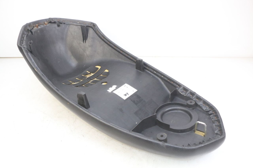 photo de SELLE PEUGEOT KISBEE 2T 50 (2010 - 2017) - Marcature e riferimenti originali