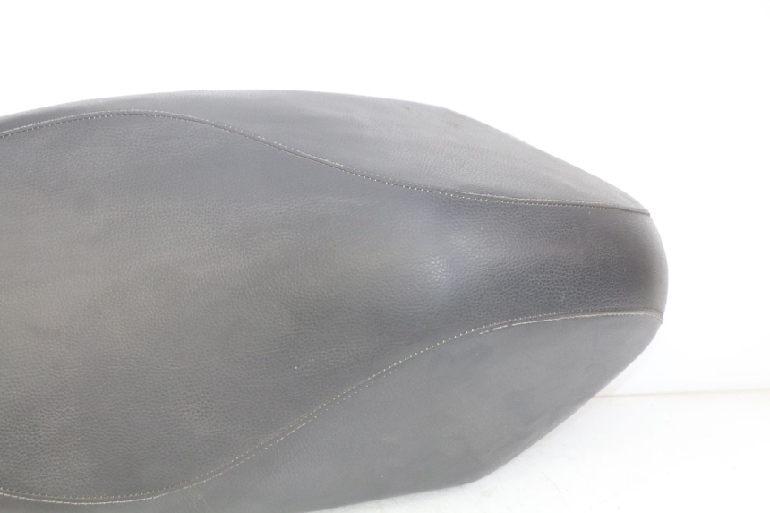 photo de SELLE PEUGEOT KISBEE 2T 50 (2010 - 2017) - Zoom sui componenti