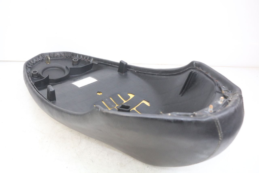 photo de SELLE PEUGEOT KISBEE 2T 50 (2010 - 2017) - Stato della superficie e materiale