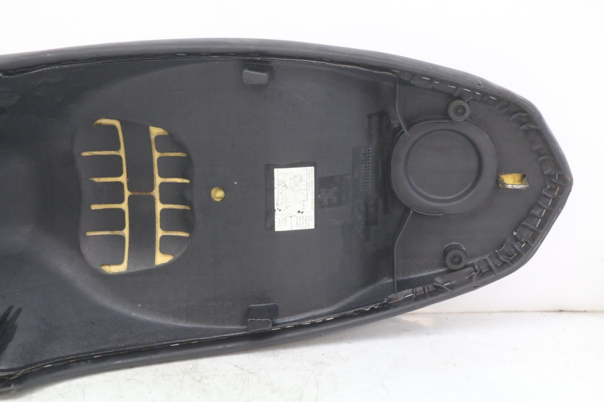 photo de SELLE PEUGEOT KISBEE 2T 50 (2010 - 2017) - Dettaglio del componente