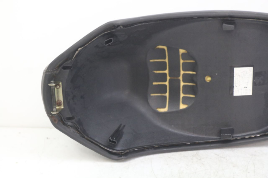 photo de SELLE PEUGEOT KISBEE 2T 50 (2010 - 2017) - Altra angolazione