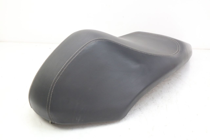 photo de SELLE PEUGEOT KISBEE 2T 50 (2010 - 2017) - Stato della superficie e materiale
