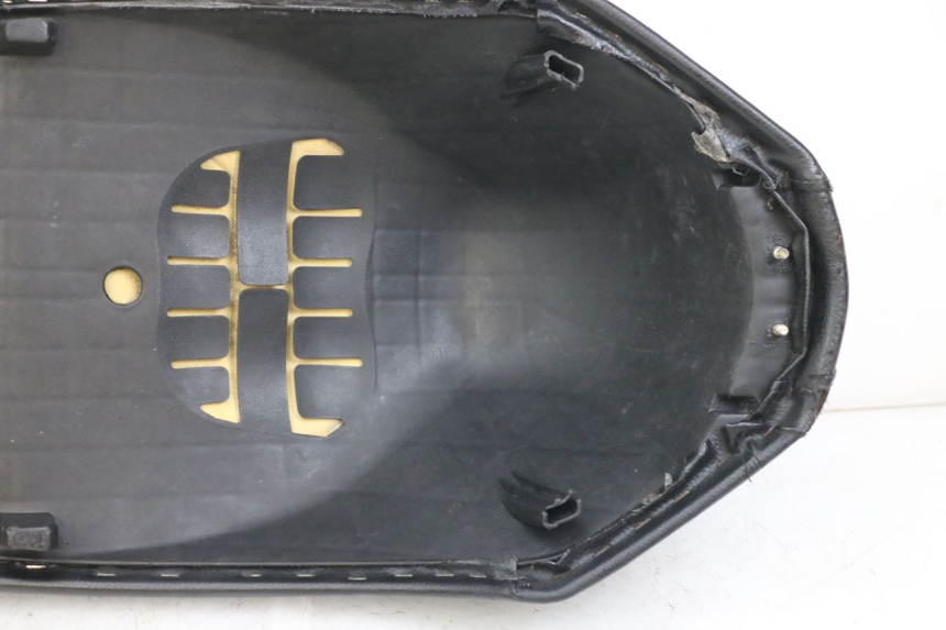 photo de SELLA PEUGEOT KISBEE 2T 50 (2018 - 2022) - Marcature e riferimenti originali