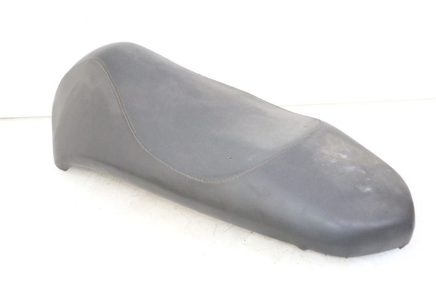 photo de SELLE PEUGEOT KISBEE 2T 50 (2010 - 2017) - Primo piano ad alta risoluzione