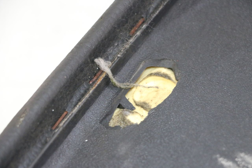 photo de SELLE PEUGEOT KISBEE 2T 50 (2010 - 2017) - Zoom sullo stato d'uso