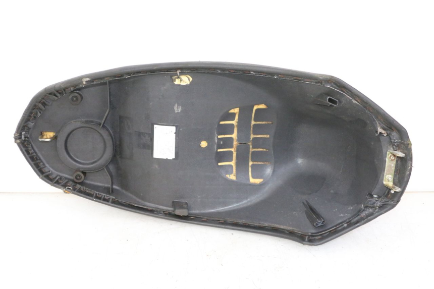 photo de SELLE PEUGEOT KISBEE 2T 50 (2010 - 2017) - Marcature e riferimenti originali