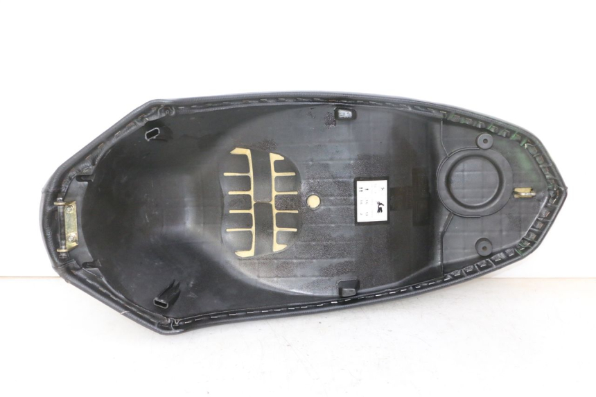 photo de SELLE PEUGEOT KISBEE 2T 50 (2010 - 2017) - Primo piano ad alta risoluzione