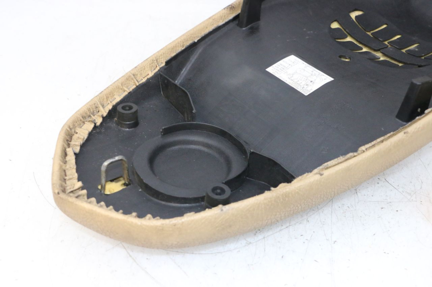 photo de SELLE PEUGEOT KISBEE 2T 50 (2010 - 2017) - Marcature e riferimenti originali