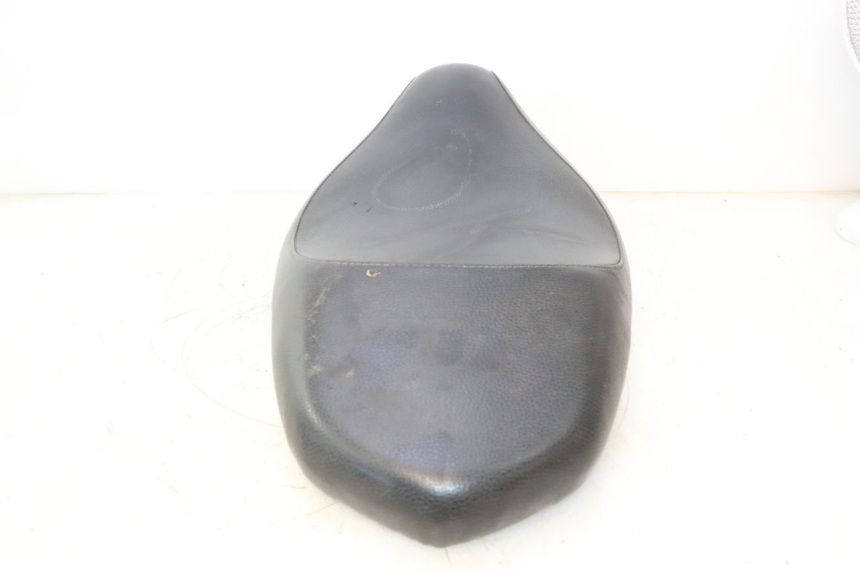 photo de SELLE PEUGEOT KISBEE 2T 50 (2010 - 2017) - Primo piano ad alta risoluzione