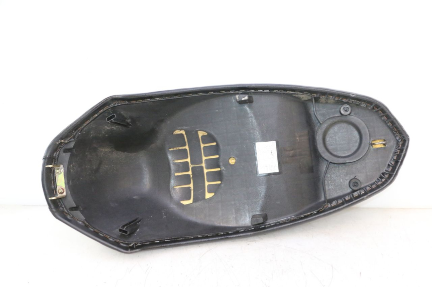 photo de SELLE PEUGEOT KISBEE 2T 50 (2010 - 2017) - Altra angolazione