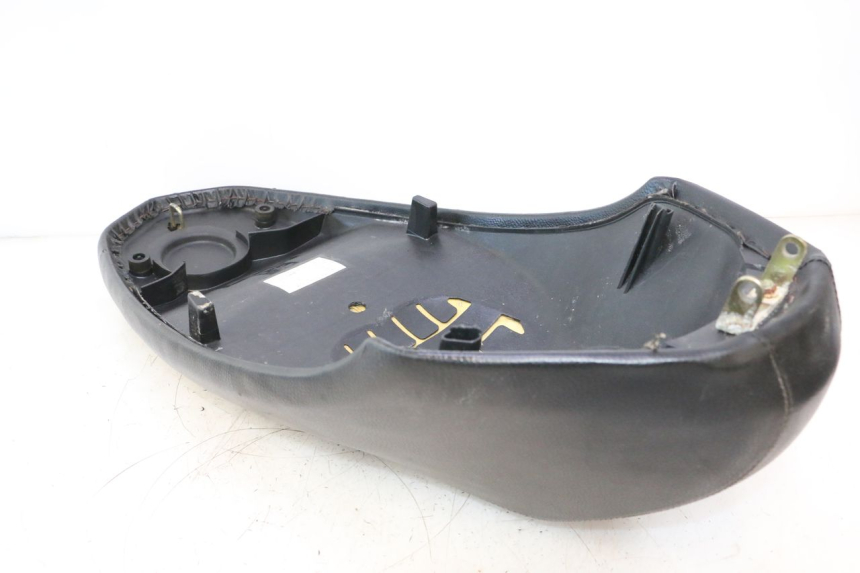photo de SELLE PEUGEOT KISBEE 2T 50 (2010 - 2017) - Primo piano tecnico