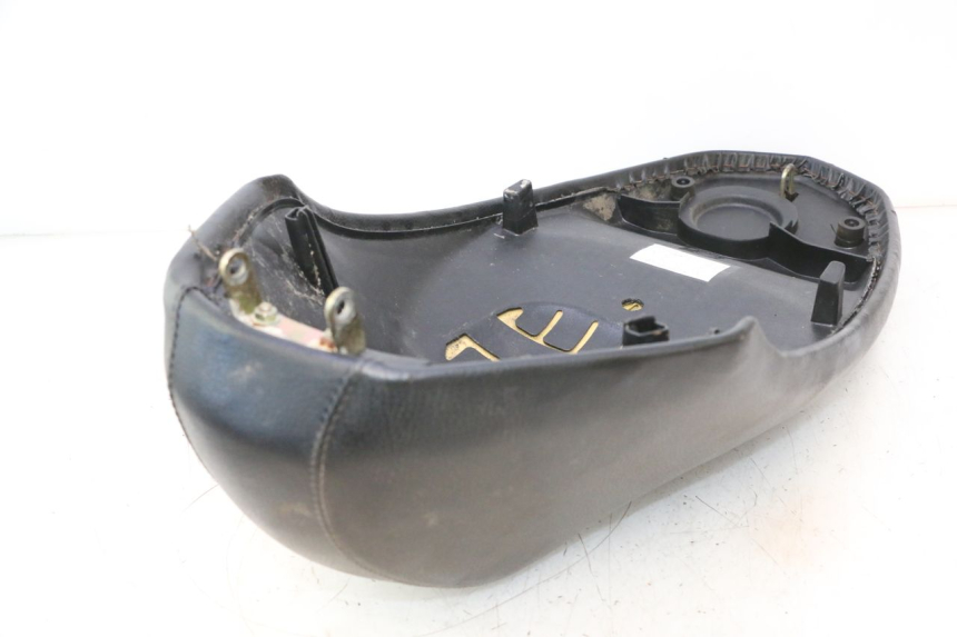 photo de SELLE PEUGEOT KISBEE 2T 50 (2010 - 2017) - Marcature e riferimenti originali