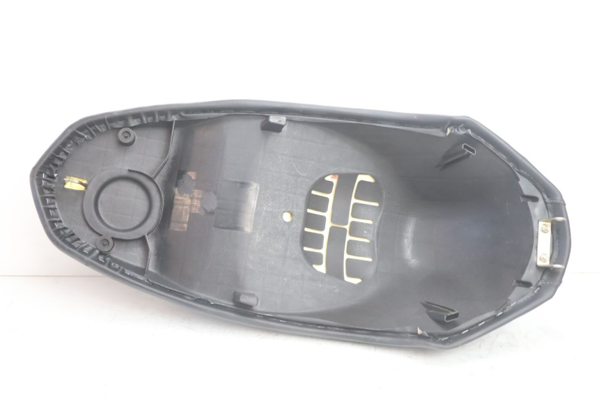 photo de SELLE PEUGEOT KISBEE 2T 50 (2010 - 2017) - Zoom sui componenti