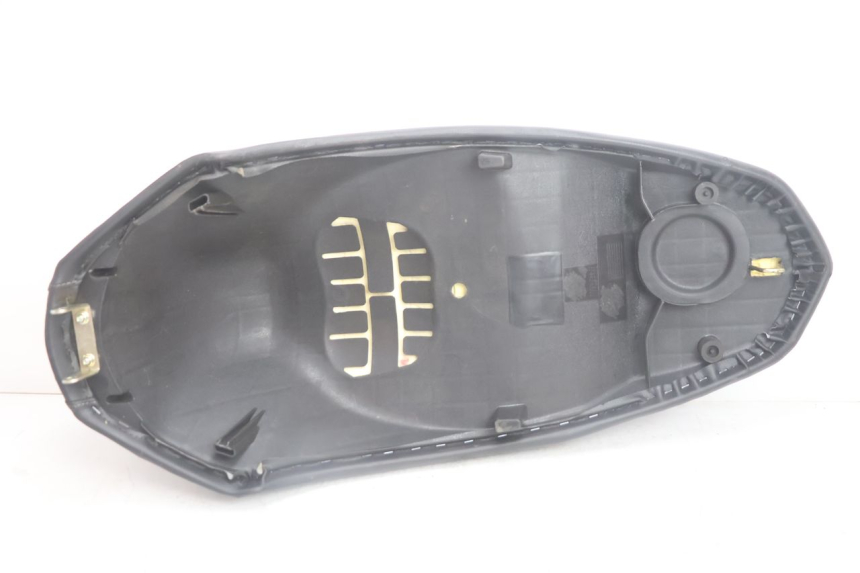 photo de SELLE PEUGEOT KISBEE 2T 50 (2010 - 2017) - Primo piano ad alta risoluzione