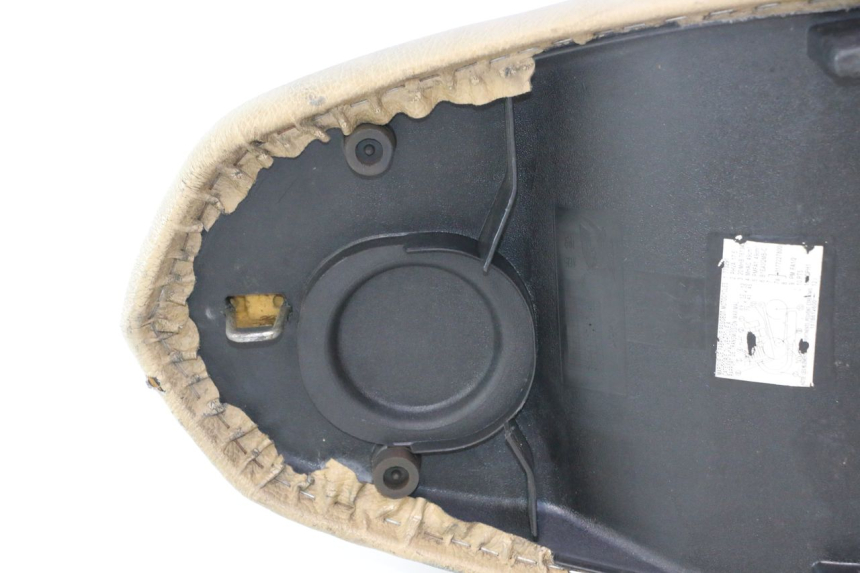 photo de SELLE PEUGEOT KISBEE 2T 50 (2010 - 2017) - Zoom sullo stato d'uso