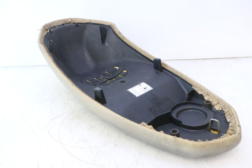 photo de SELLE PEUGEOT KISBEE 2T 50 (2010 - 2017) - Stato della superficie e materiale