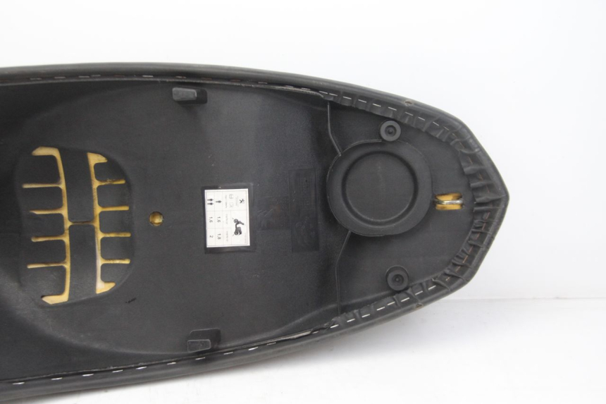 photo de SELLE PEUGEOT KISBEE 4T 50 (2018 - 2022) - Marcature e riferimenti originali