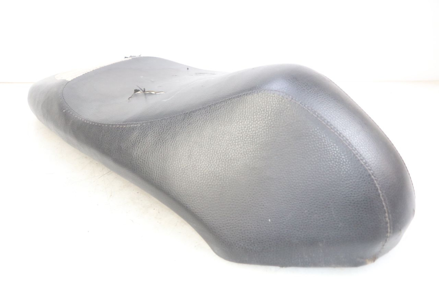 photo de SELLE PEUGEOT KISBEE 4T 50 (2010 - 2017) - Dettaglio del componente