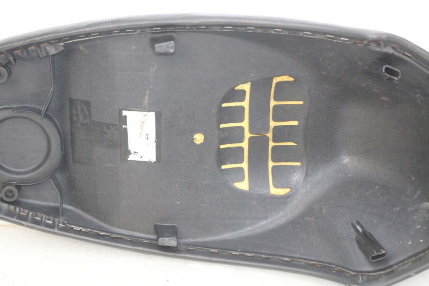 photo de SELLE PEUGEOT KISBEE 4T 50 (2010 - 2017) - Zoom sui componenti