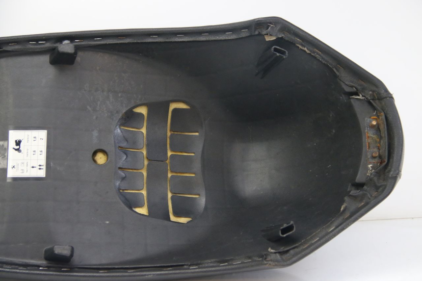 photo de SELLE PEUGEOT KISBEE 4T 50 (2018 - 2022) - Dettaglio del componente