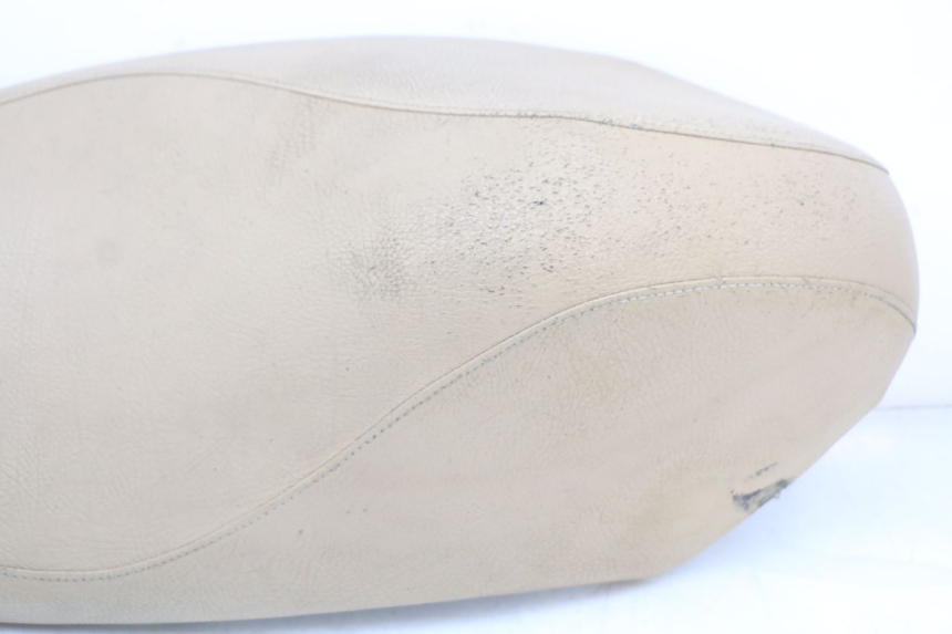 photo de SELLE PEUGEOT KISBEE 4T 50 (2010 - 2017) - Zoom sullo stato d'uso