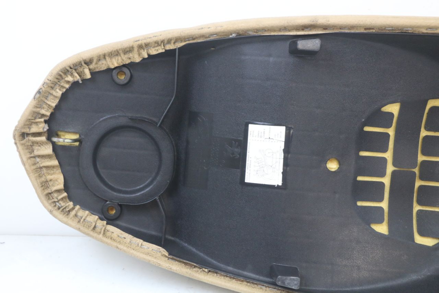 photo de SELLE PEUGEOT KISBEE 4T 50 (2010 - 2017) - Marcature e riferimenti originali