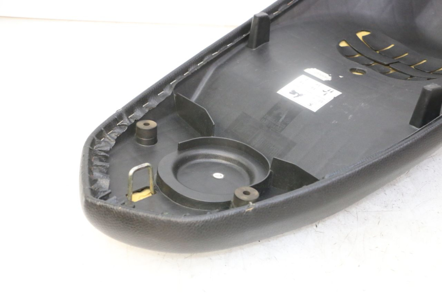 photo de SELLE PEUGEOT KISBEE 4T 50 (2018 - 2022) - Stato della superficie e materiale