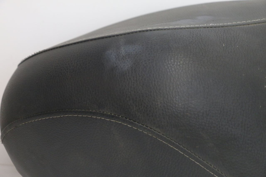 photo de SELLE PEUGEOT KISBEE 4T 50 (2018 - 2022) - Dettaglio del componente