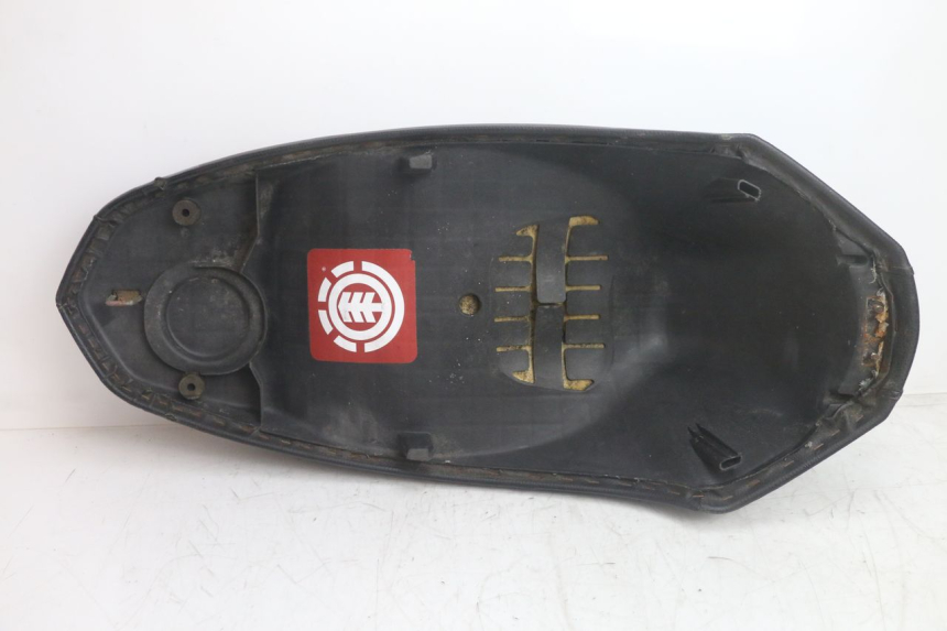 photo de SELLE PEUGEOT KISBEE 4T 50 (2018 - 2022) - Stato della superficie e materiale