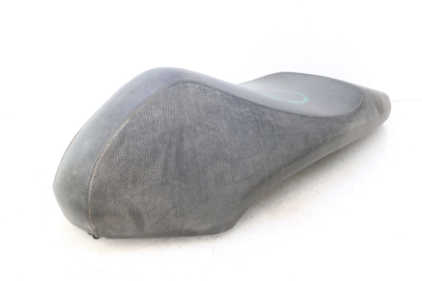 photo de SELLE PEUGEOT KISBEE 4T 50 (2010 - 2017) - Primo piano ad alta risoluzione
