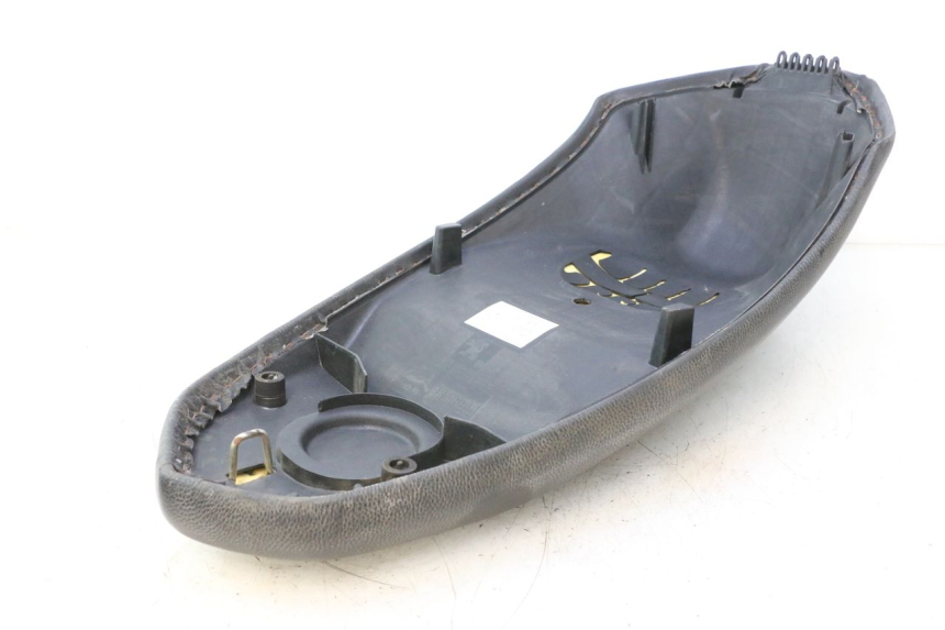photo de SELLE PEUGEOT KISBEE 4T 50 (2010 - 2017) - Zoom sullo stato d'uso