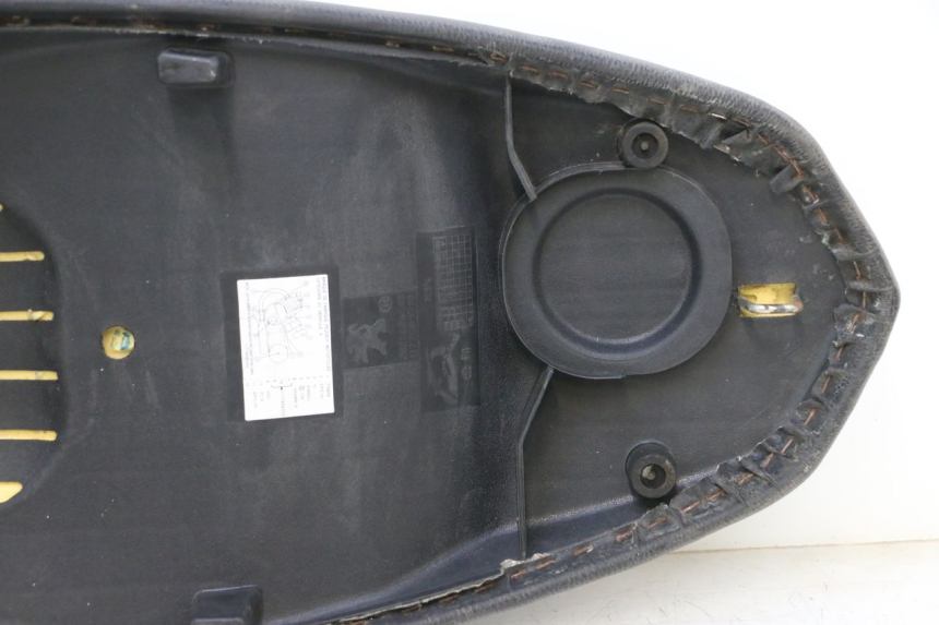 photo de SELLE PEUGEOT KISBEE 4T 50 (2010 - 2017) - Stato della superficie e materiale