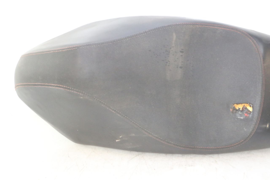 photo de SELLE PEUGEOT KISBEE 4T 50 (2010 - 2017) - Zoom sullo stato d'uso