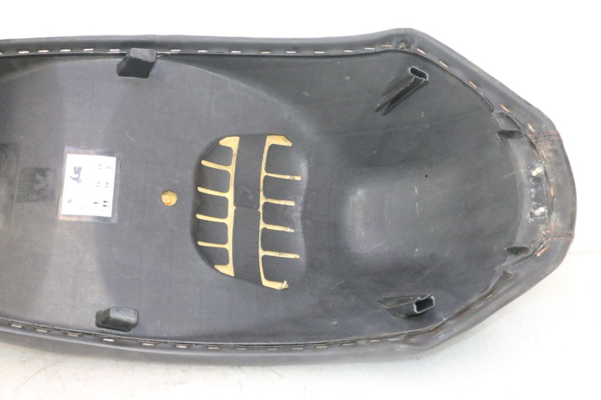 photo de SELLE PEUGEOT KISBEE 4T 50 (2010 - 2017) - Marcature e riferimenti originali