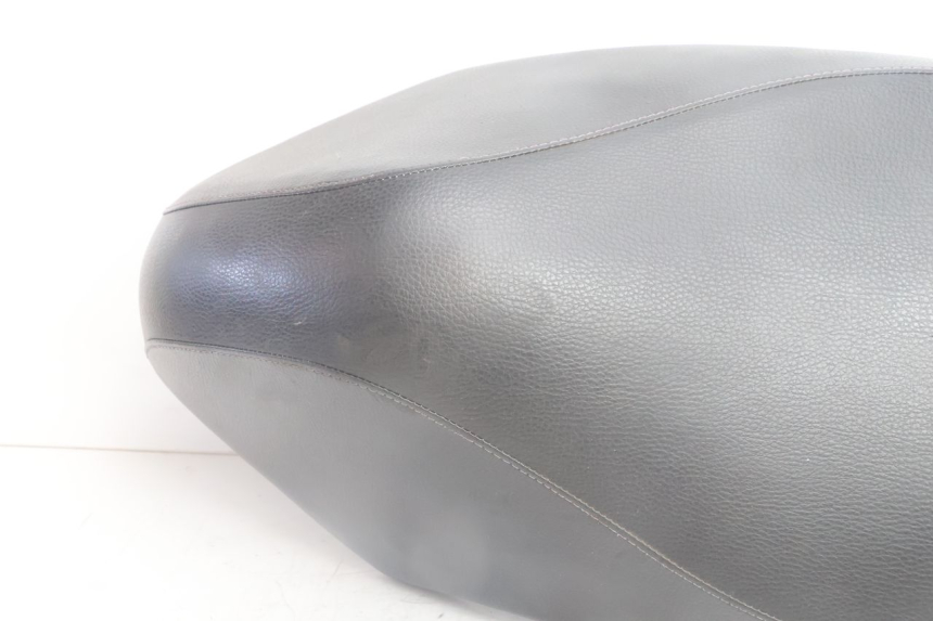 photo de SELLE PEUGEOT KISBEE 4T 50 (2010 - 2017) - Dettaglio del componente