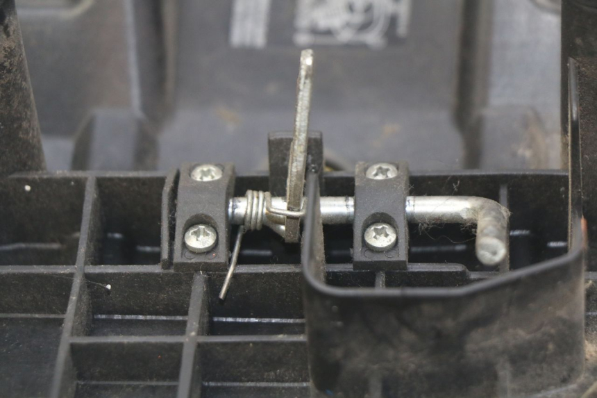 photo de SELLE PEUGEOT LUDIX 50 (2005 - 2007) - Dettagli dei punti di fissaggio