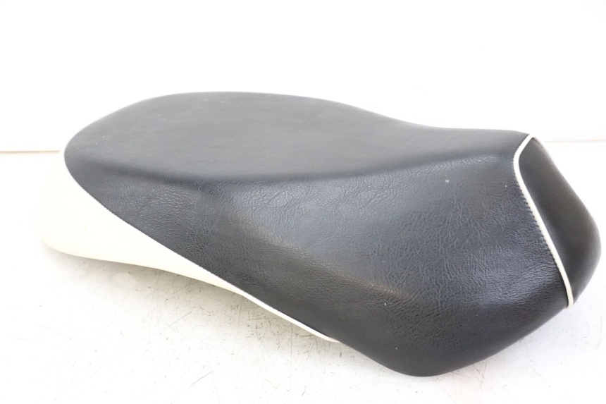 photo de SELLE SYM MIO 50 (2011 - 2017) - Marcature e riferimenti originali