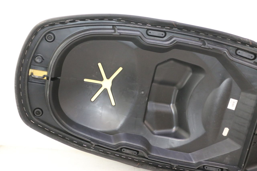 photo de SELLA PIAGGIO MP3 HPE 530 (2022 - 2026) - Angolazione alternativa