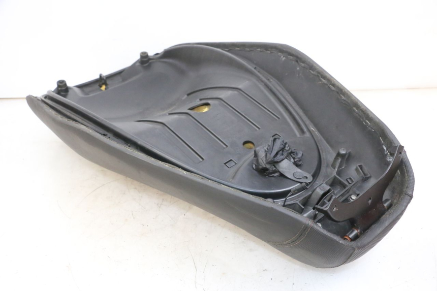 photo de SELLE PIAGGIO MP3 RL 250 (2006 - 2010) - Stato della superficie e materiale