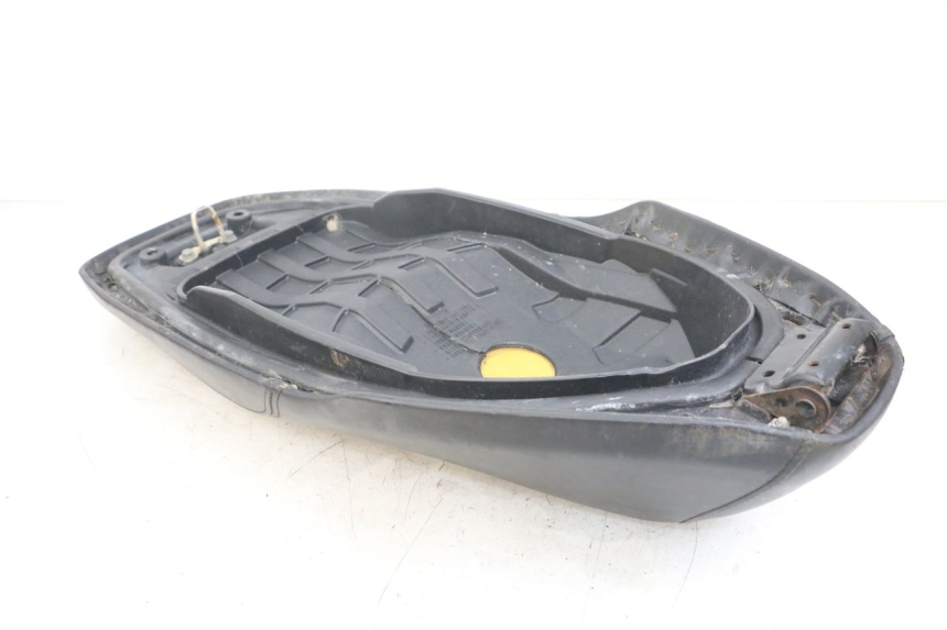 photo de SELLE SYM ORBIT III 3 4T 50 (2018 - 2021) - Marcature e riferimenti originali