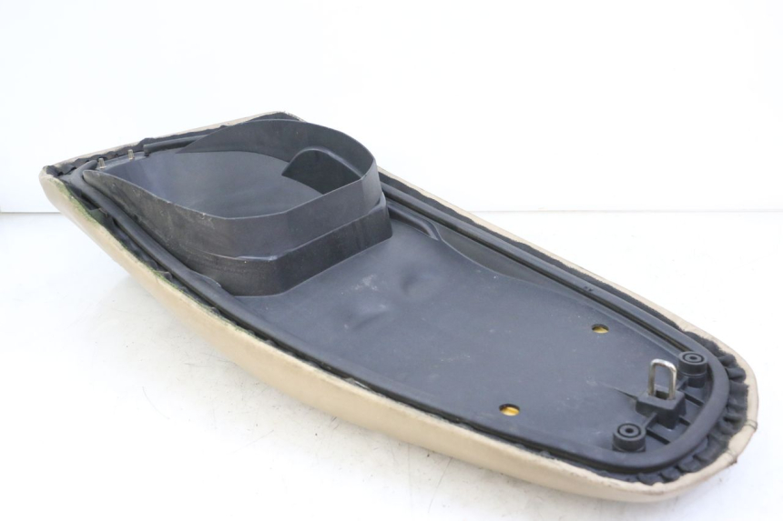 photo de SELLE PEUGEOT BELVILLE 125 (2017 - 2021) - Stato della superficie e materiale