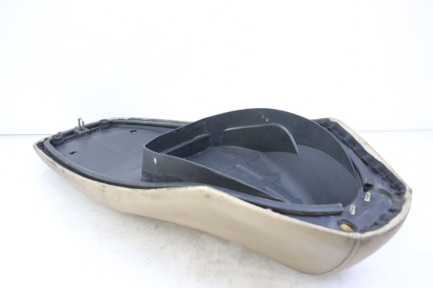 photo de SELLE PEUGEOT BELVILLE 125 (2017 - 2021) - Marcature e riferimenti originali